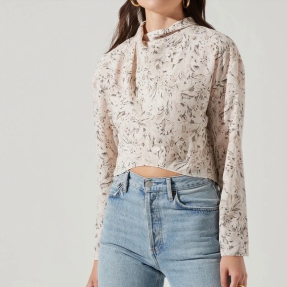 Astr Tops - ASTR THE LABEL “Off White Sketch” Long Sleeve Drape Tie Back Top